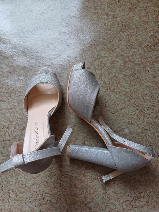 Сиви блестящи токчета