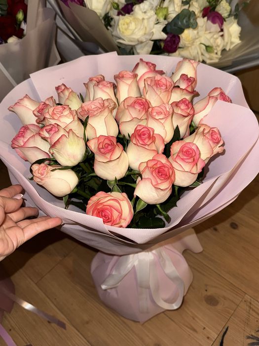 25 розовые розы свежие