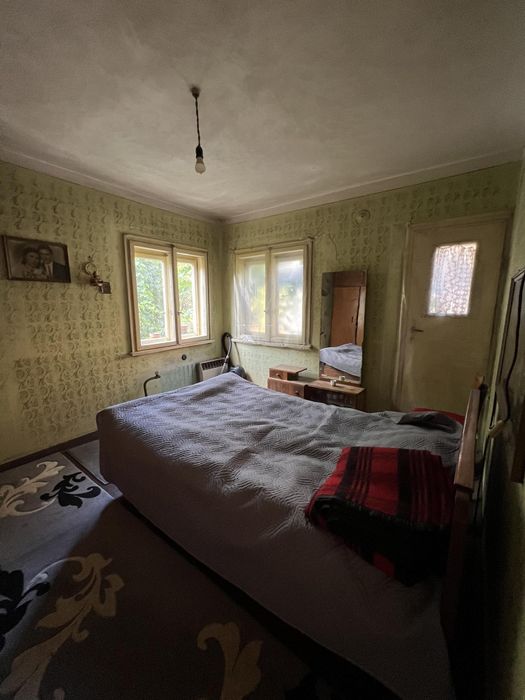 Къща с дворно място