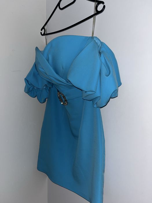 Rochie cu umeri cazuti si maneci bufante