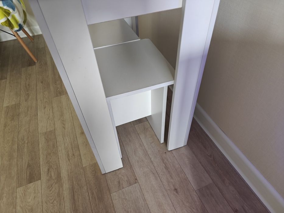 Стол и две табуретки