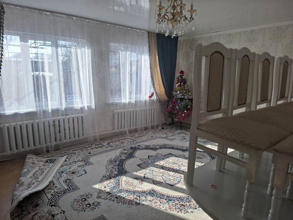 Продам дом в центре посёлка.