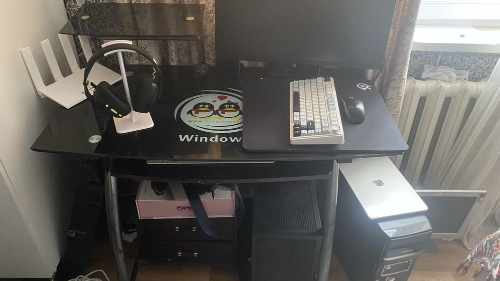 Подам компьютерный стол и кресло