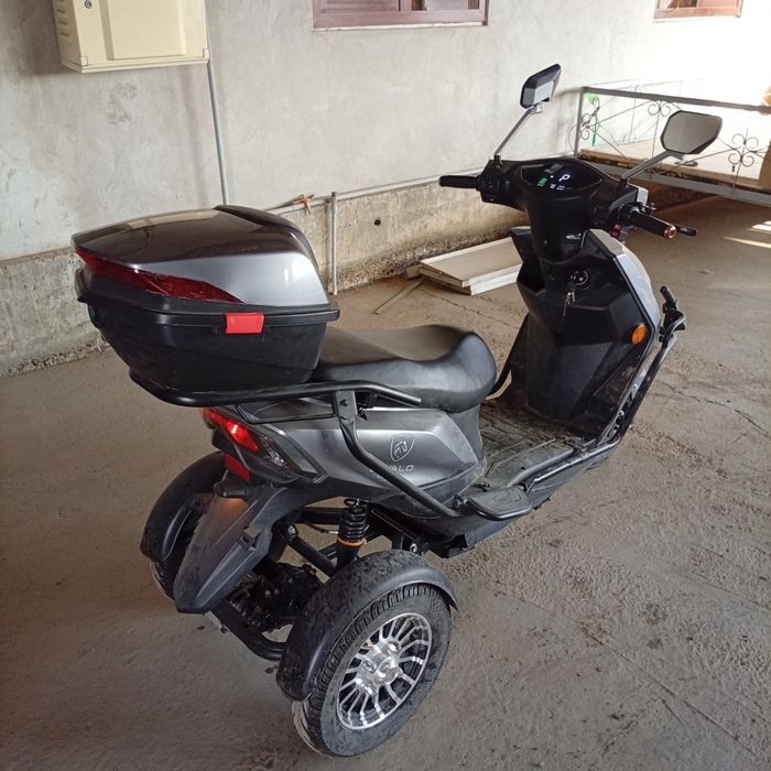 Скутер троих колес