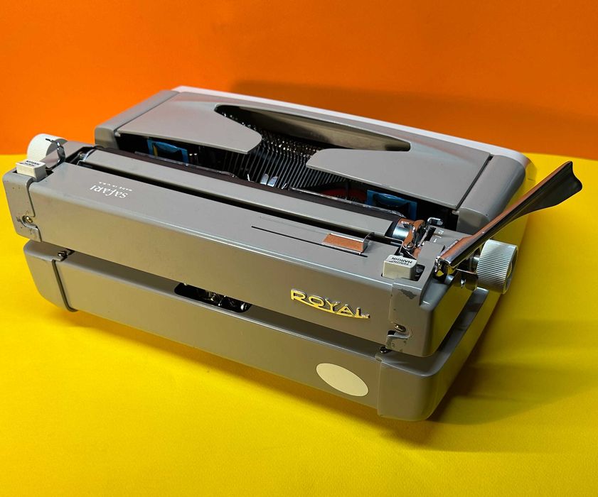 Пишеща Машина Royal Made in USA 3Цвята Qwerty клавиатура топ състояние
