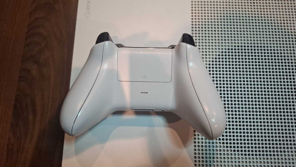 Vând XBOX-ONE S 1TB,controller+jocuri