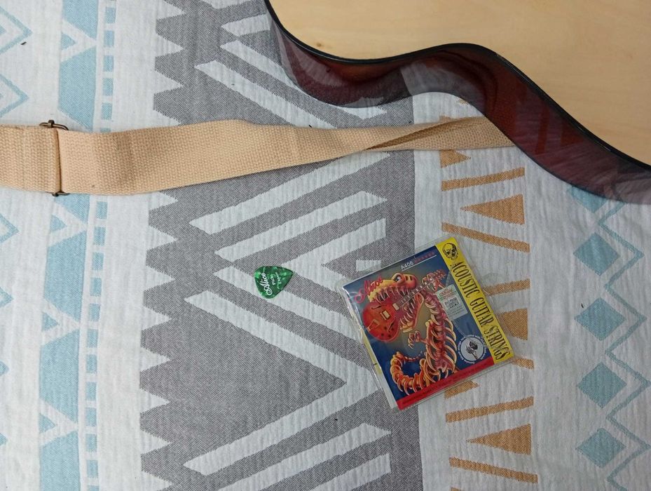 Гитара б/у в хорошем состоянии