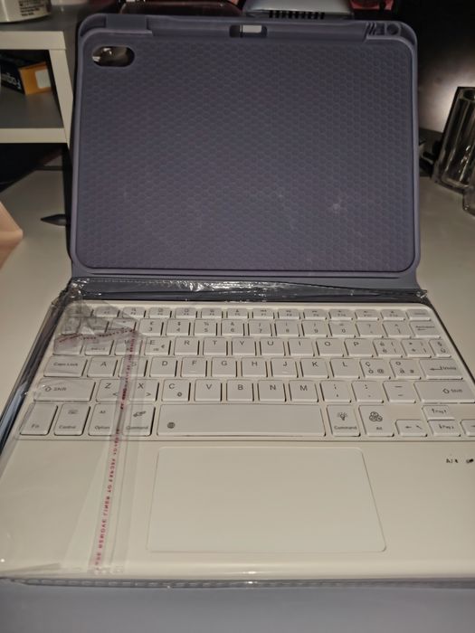 Husa cu tastatura pentru tableta iPad 10.9"