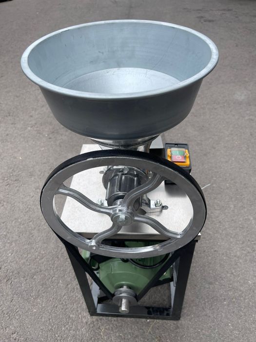 Mașina de tocat electrică cu măsuță și motor