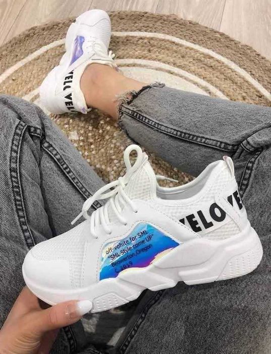 Дамски спортни обувки