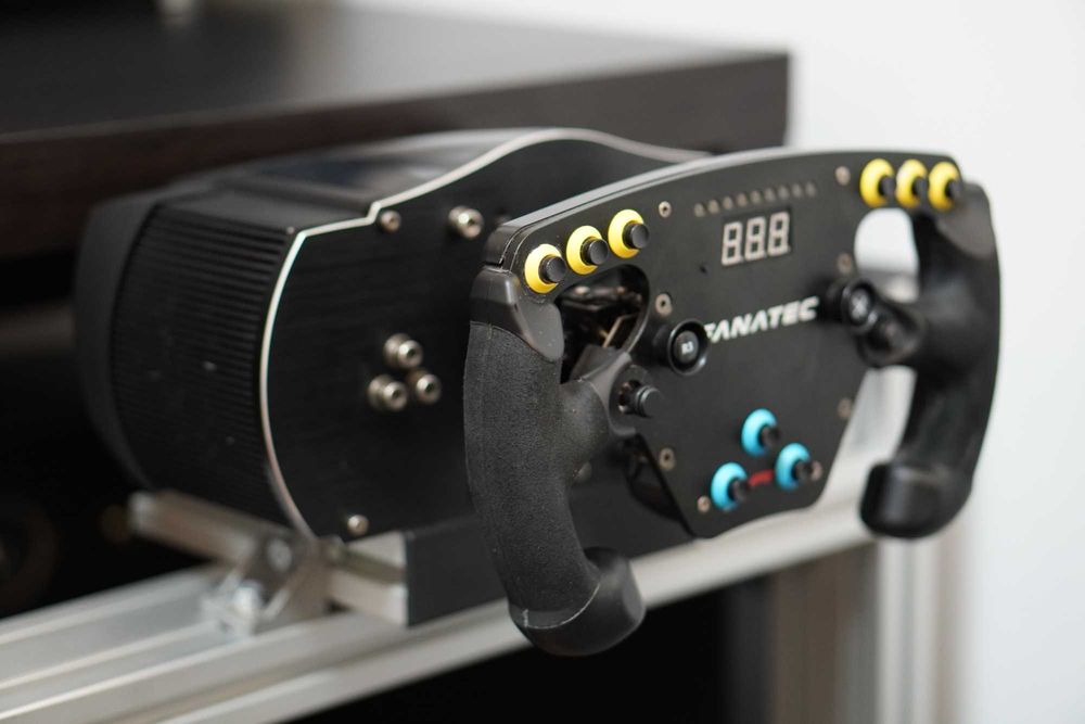 Fanatec V2 base + Clubsport F1 wheel