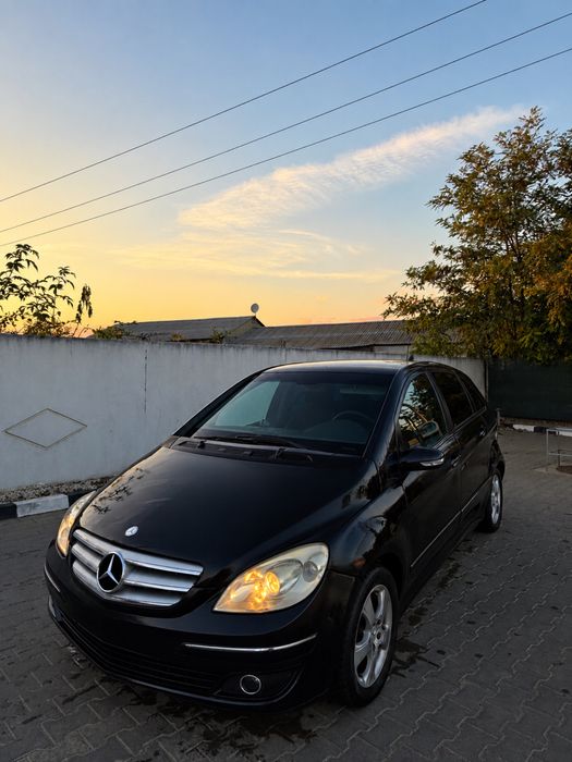 Mercedes-Benz B 180