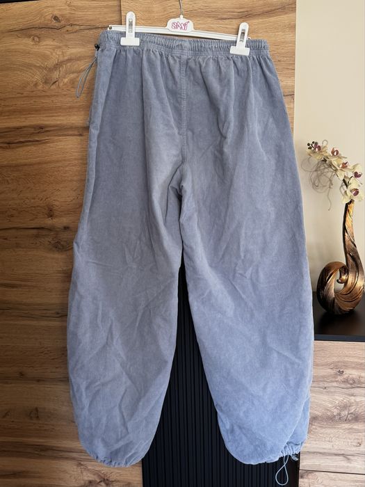 Син парашут панталон от Bershka, размер М