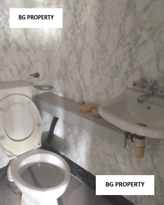 Продава промишлено помещение - сграда с двор