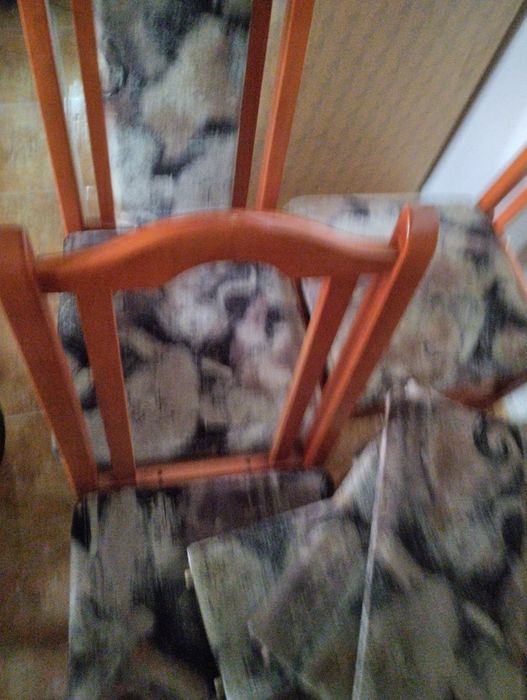 Дървени столове.