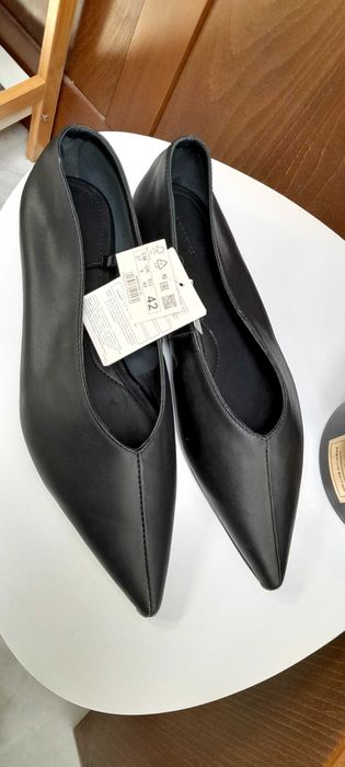 Продавам дамски остри обувки