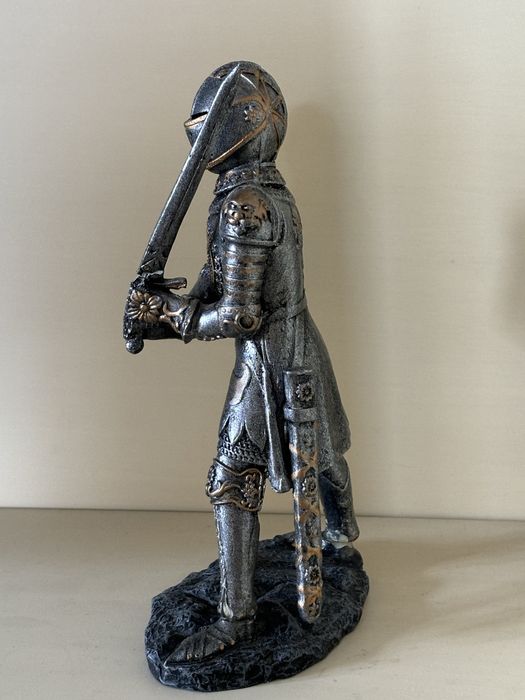 Продам статуэтку рыцаря