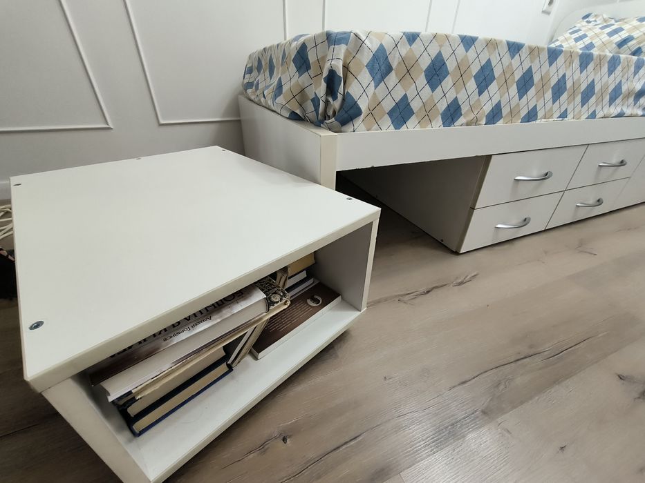 Кровать с ящичками для одежды и выдвижным пуфом. Без матраса