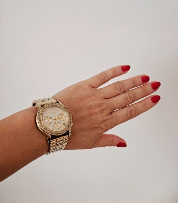 Ceas DKNY  dama
Carcasă din oțel inoxidabil. Ramă fixă ​​în