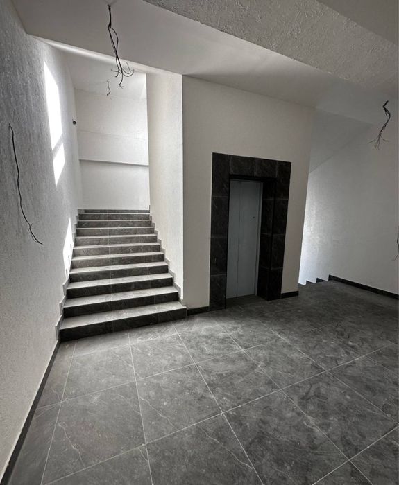 Ялангач эко базар продается своя квартира 2/2/5 новостройка коробка