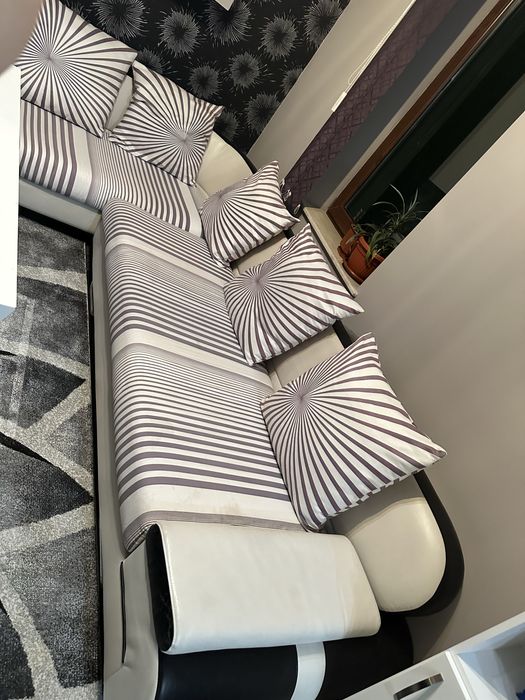 Голям, удобен диван за дневна