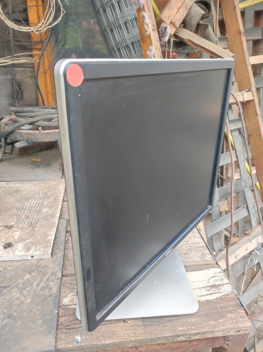 Vand monitor LCD pentru o familie saraca