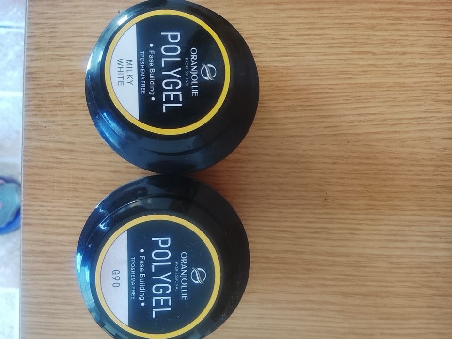 Vând produse de unghii
