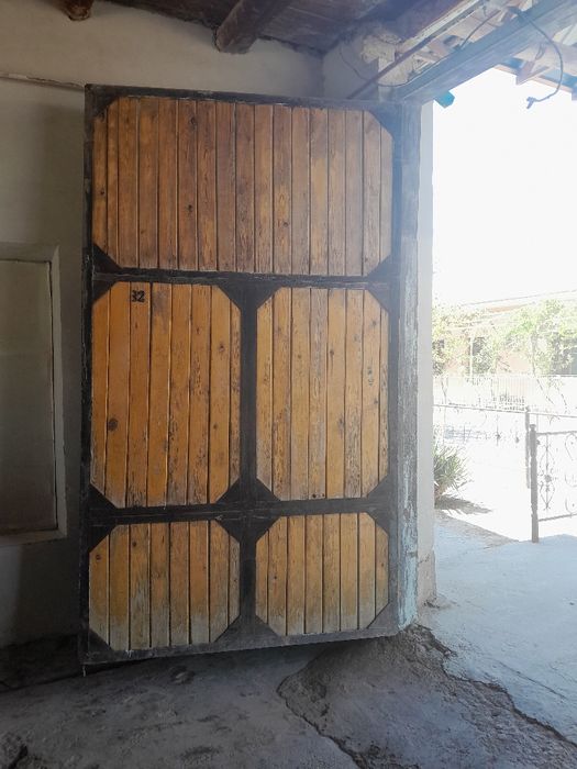 Darvoza yaxshi xolati. Narxi 2mln . Kerishtirib beriladi