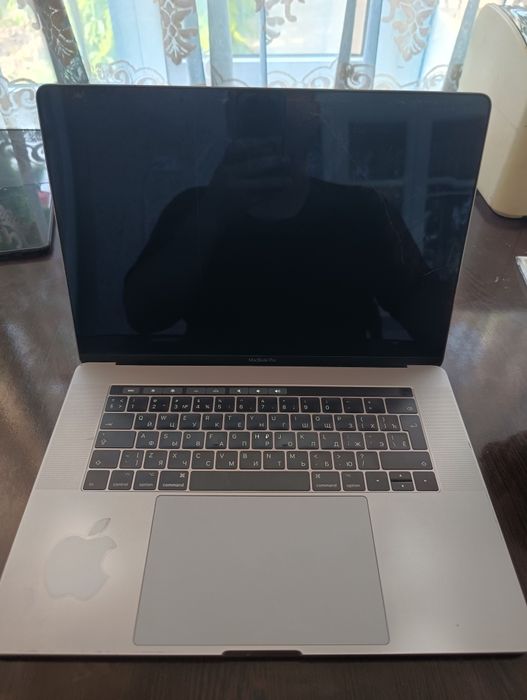 Macbook pro 16/512 i7 ekran sinib qoldi