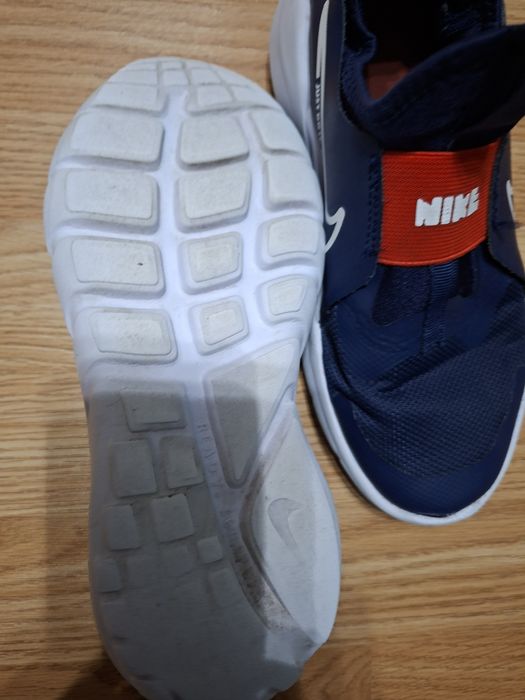 Продаю детские кроссовки NIKE