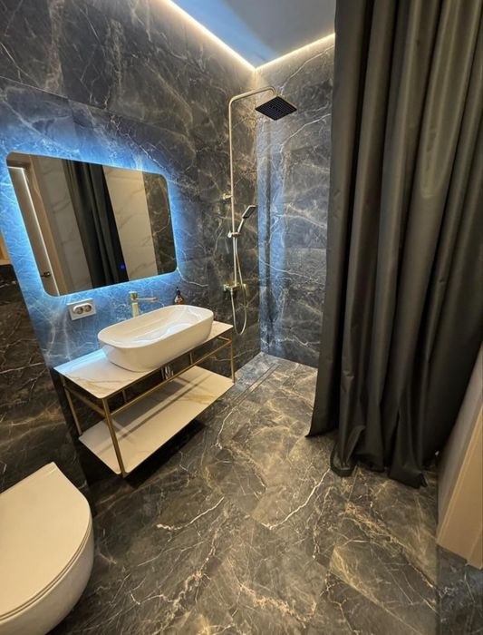 Профессиональный кафельщик с 24 годами опыта