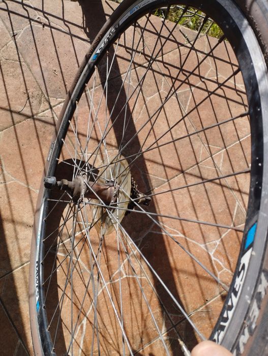 Vând roata de 28 spate , completa cu 7 pinioane, cursiera