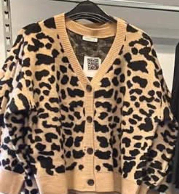 Комплект дънки и жилетка,може и по отделно рр С ,а жилетка е С/М