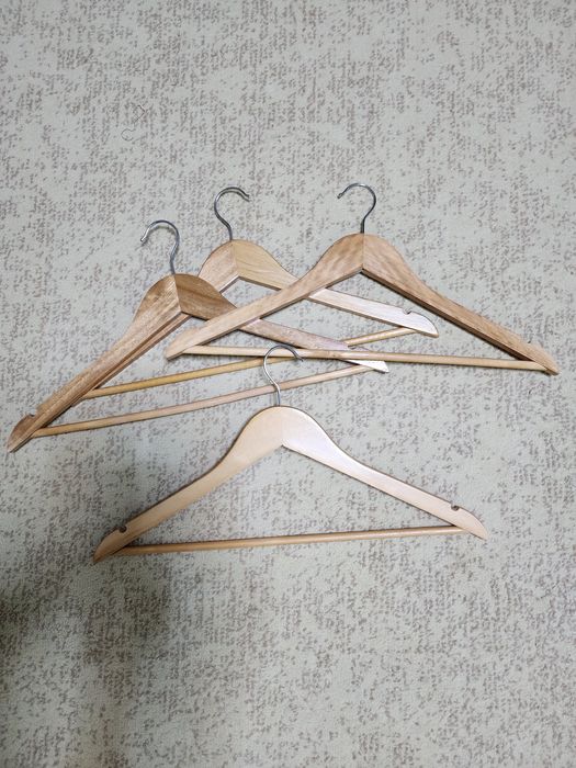 Вешалки-плечики, деревянные, хорошего качества.