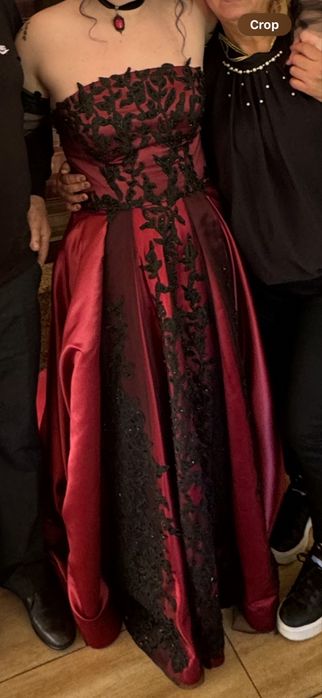 Червена абитуриентска рокля