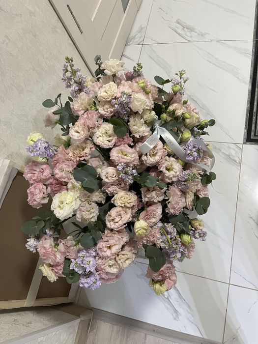 Красивый букет в корзине