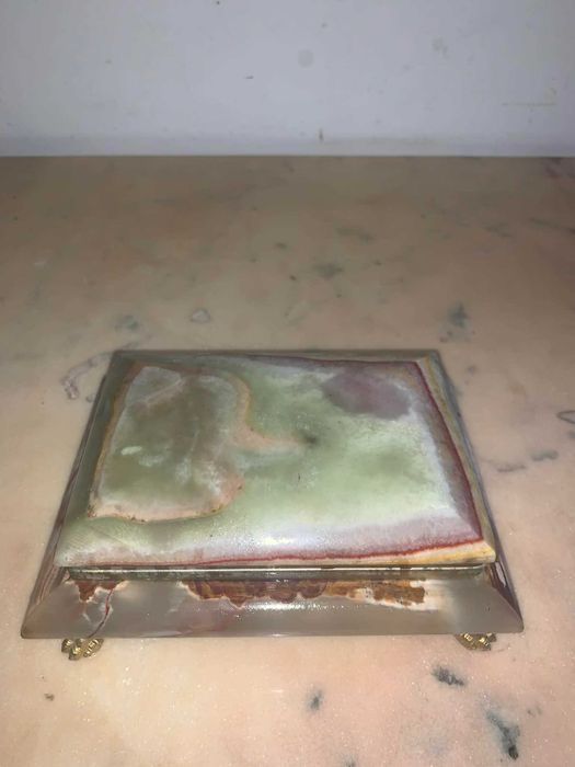 Caseta de bijuteri din piatra onix