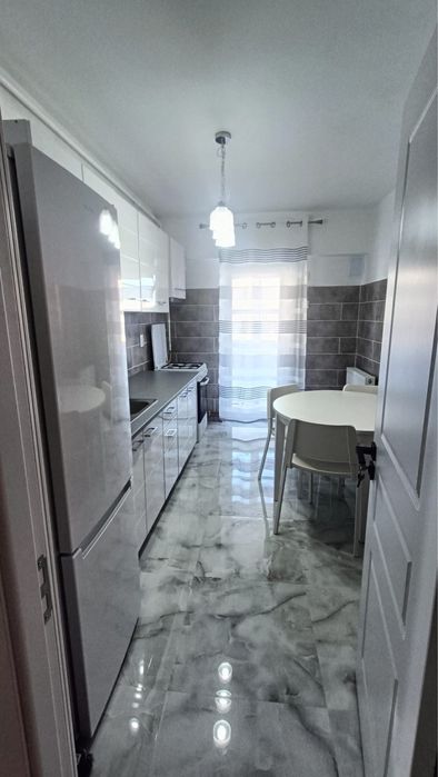 Inchiriez apartament 2 camere cu balcon