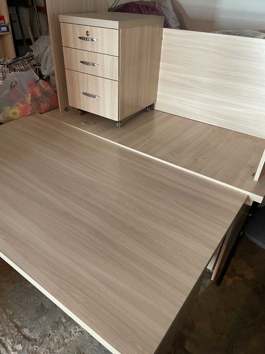 Офисный стол с тумбами и стулья