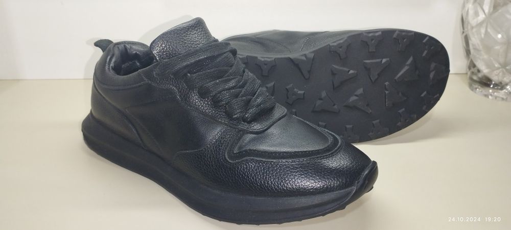 Продаю из чистой кожи кроссовки!