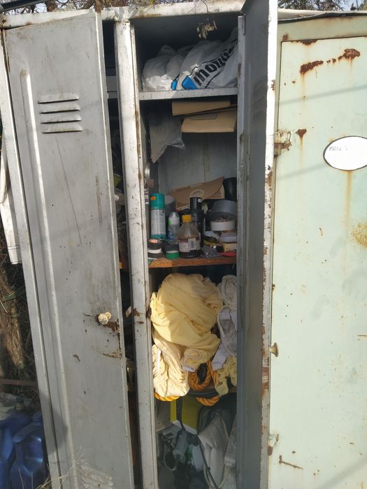 Продавам двоен метален шкаф