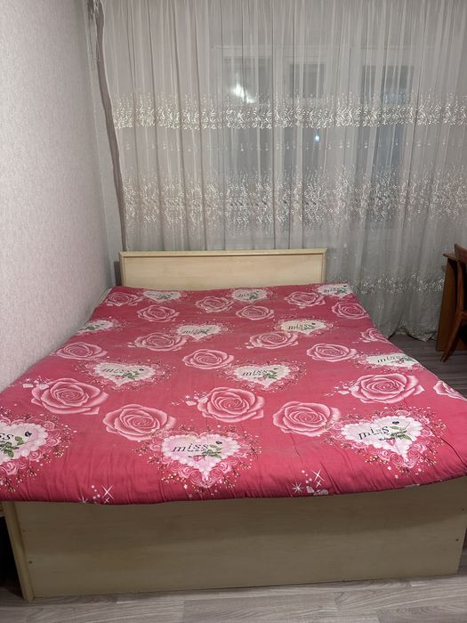 Кровать двухспальняя и стол рабочий