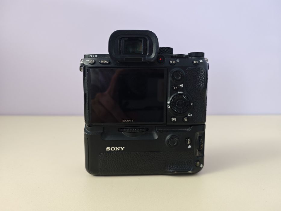 Sony A7III + Оригинален грип + 2 батерии Sony