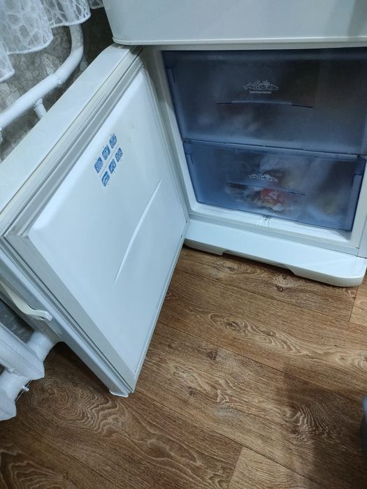 Холодильник с морозильной камерой