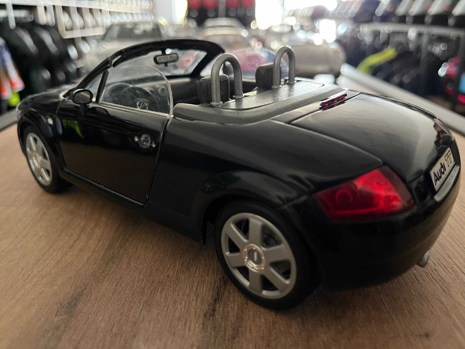 Метална колекционерска колички REVELL AUDI TT V5 TURBO мащаб 1:18