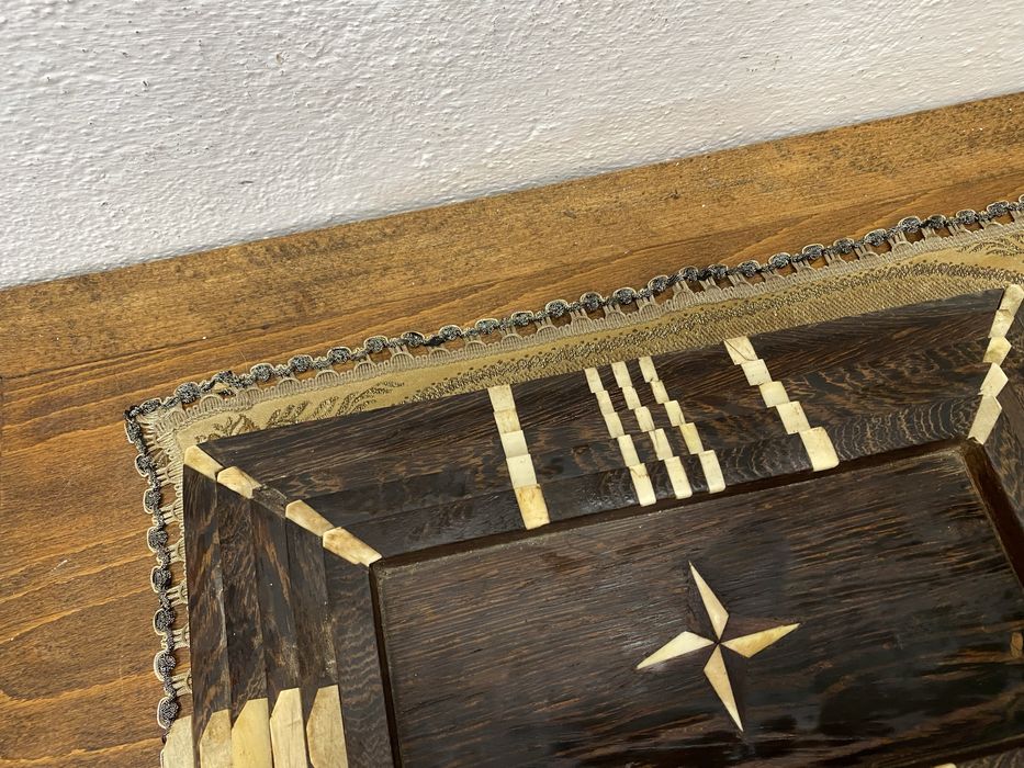 Английски подноси от тик с инкрустация