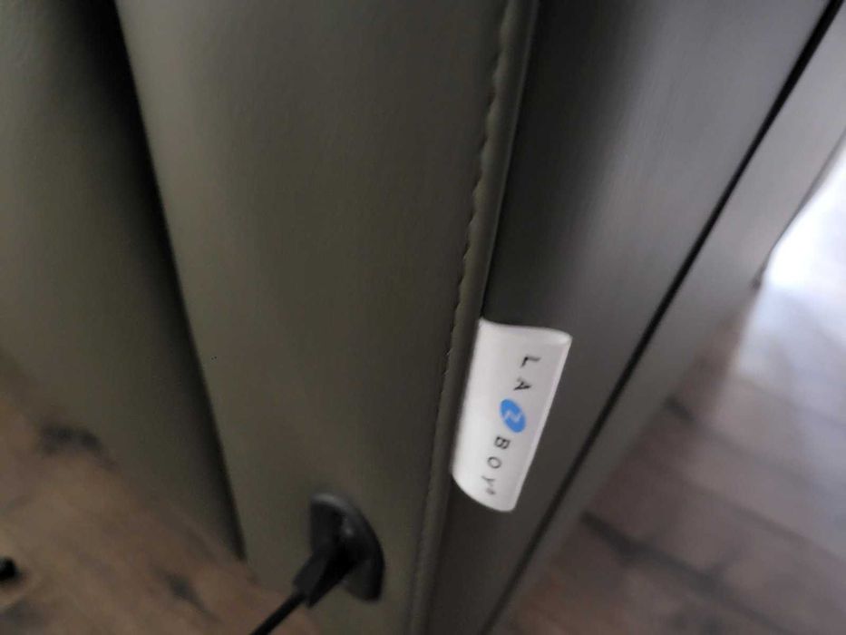 Тъмно сив кожен фотьойл La-z-boy с електрически релаксиращ механизъм