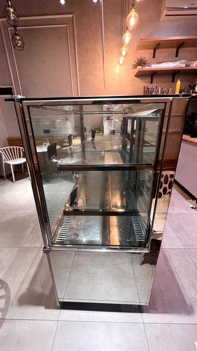 Продаётся витринный холодильник для сладостей и других изделий