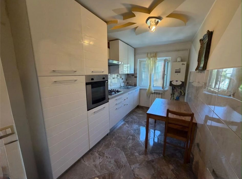 Proprietar vind apartament cu 2 camere,etaj 2