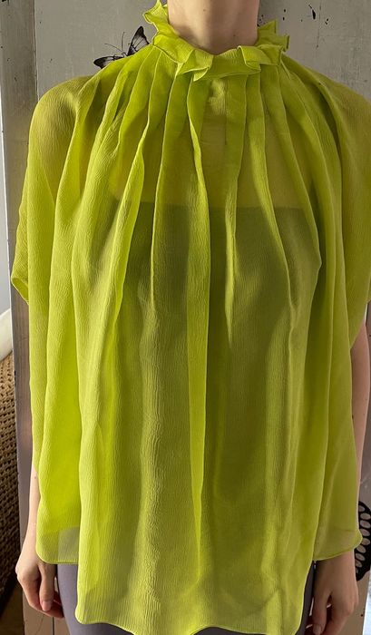 Top verde-fistic cu spatele gol - o piesa cadou superba